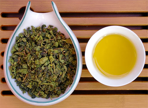Thưởng thức trà Ô Long thượng hạng